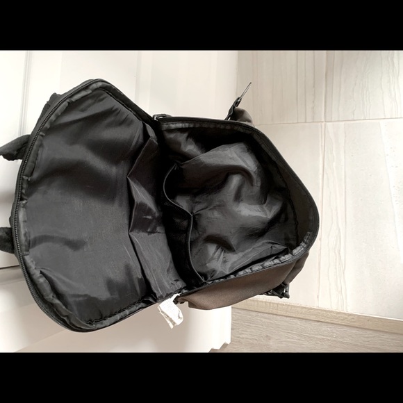 Hi am selling my Adidas bagpack - Picture 2 of 5